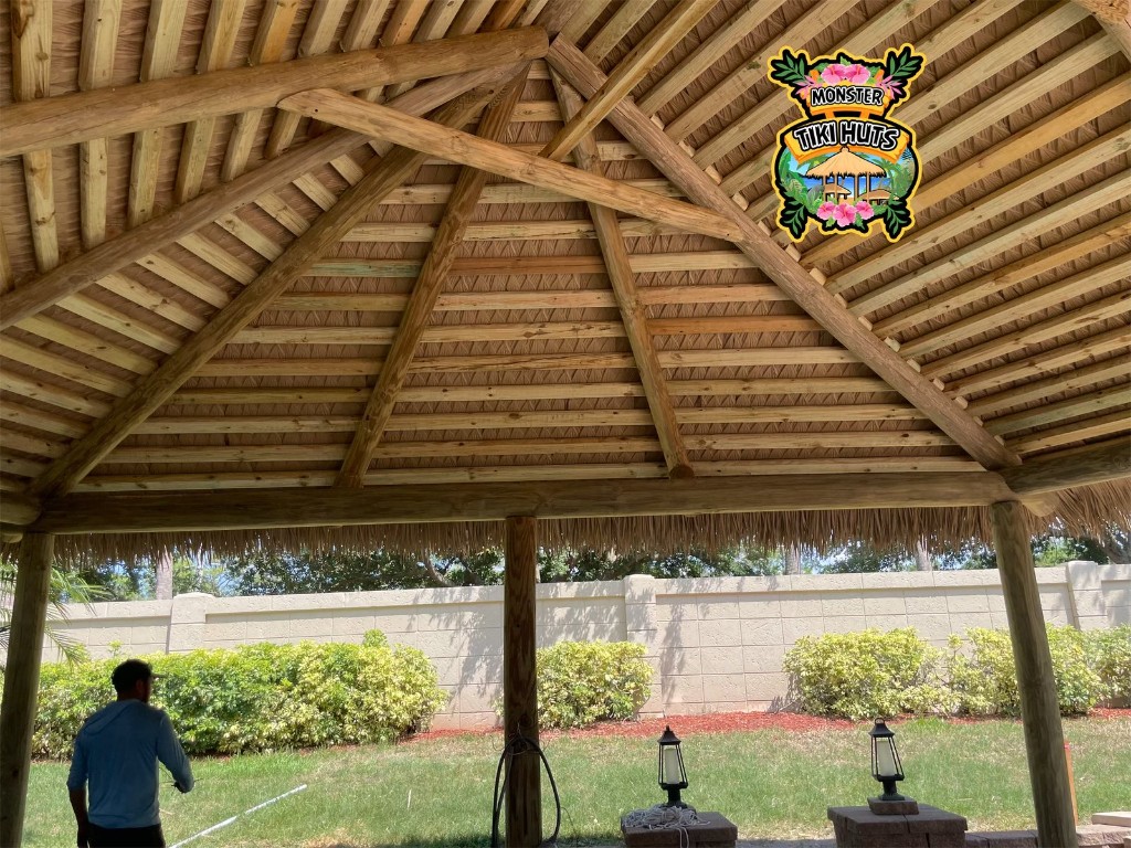 Synthetic thatch folded interior underside